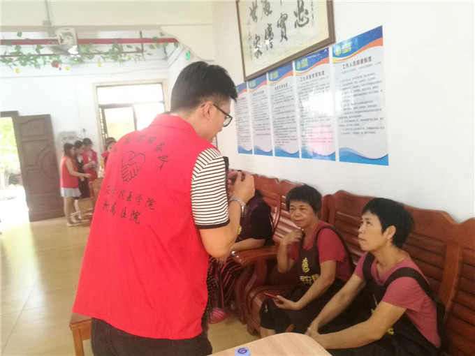 志愿者讲解护理常识